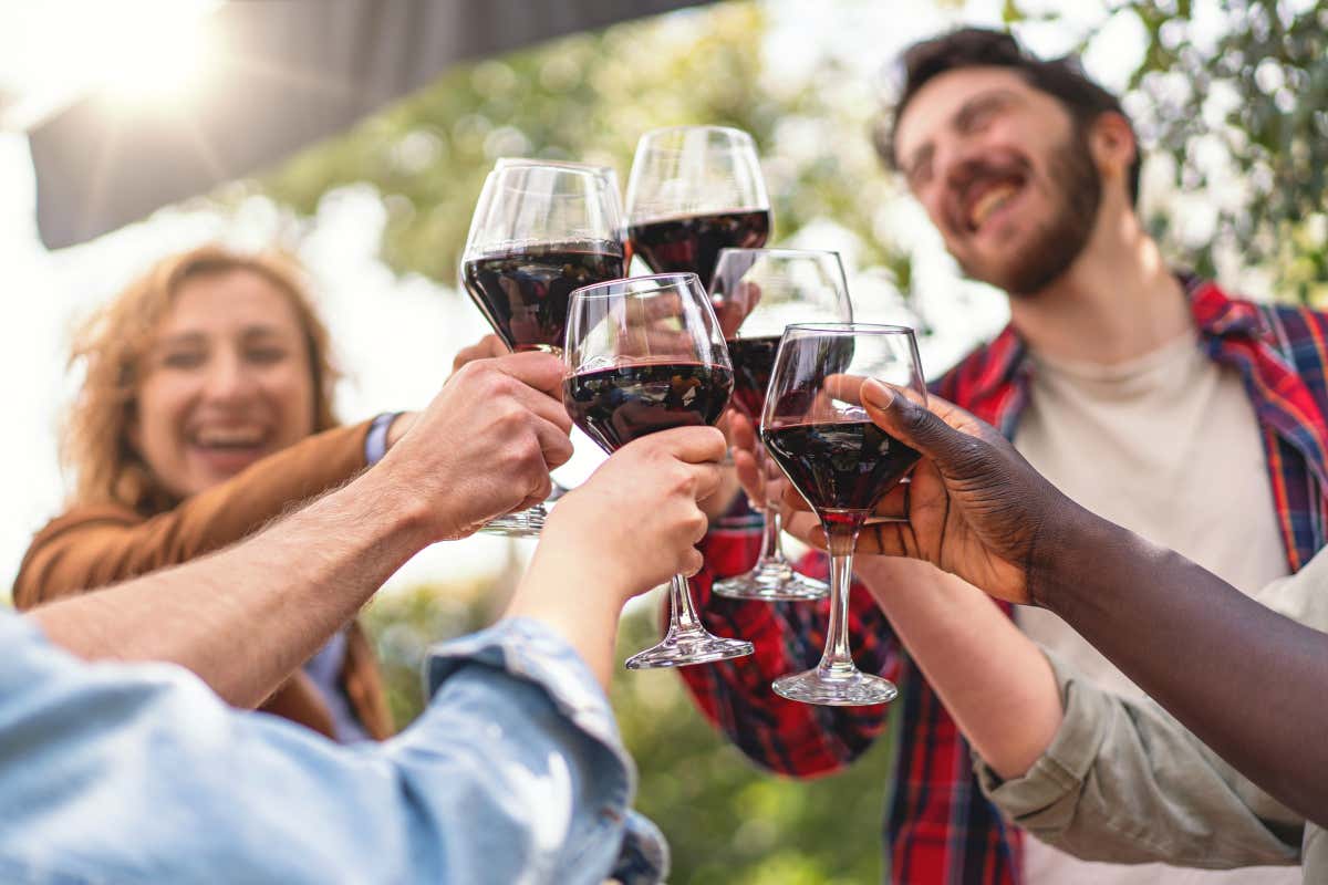 Gli ospiti brindavano con calici alzati e ogni sorso di Re Vino riportava alla luce ricordi dimenticati