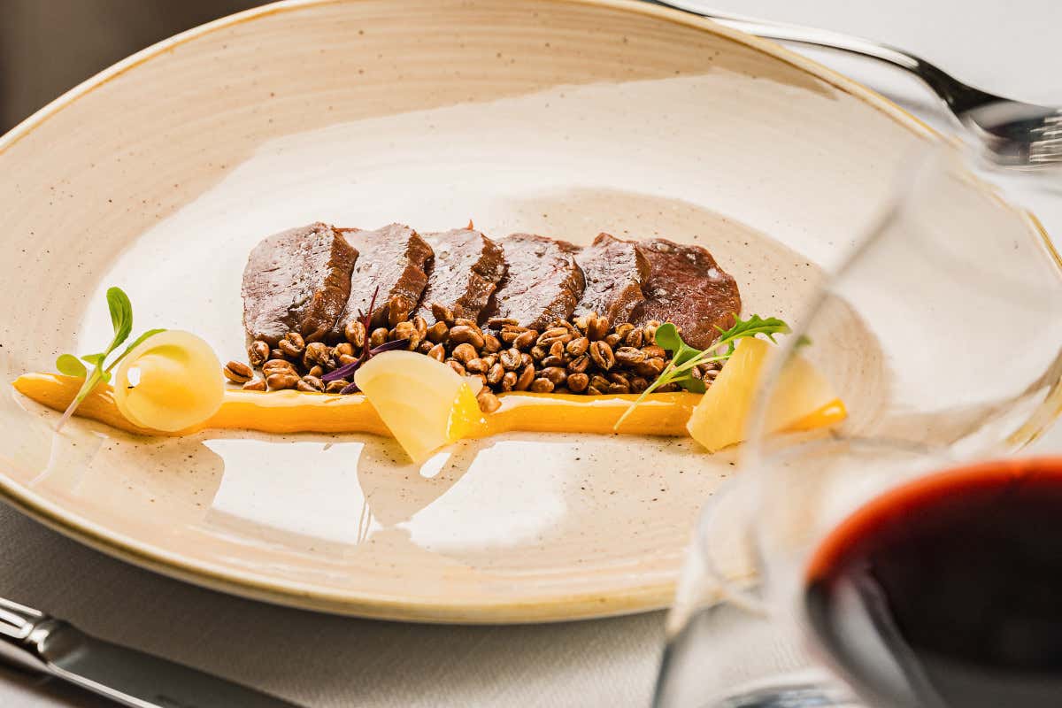 Gli Affreschi: Capriolo a bassa temperatura, zabaione salato, rape marinate, farro soffiato