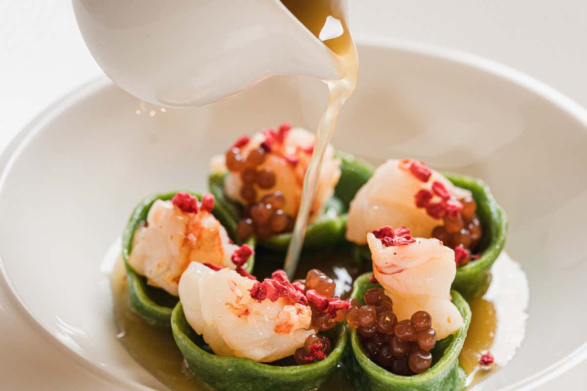 Gli Affreschi: Tortelli a pasta verde broccoli, gamberi rossi, lamponi, consomme’