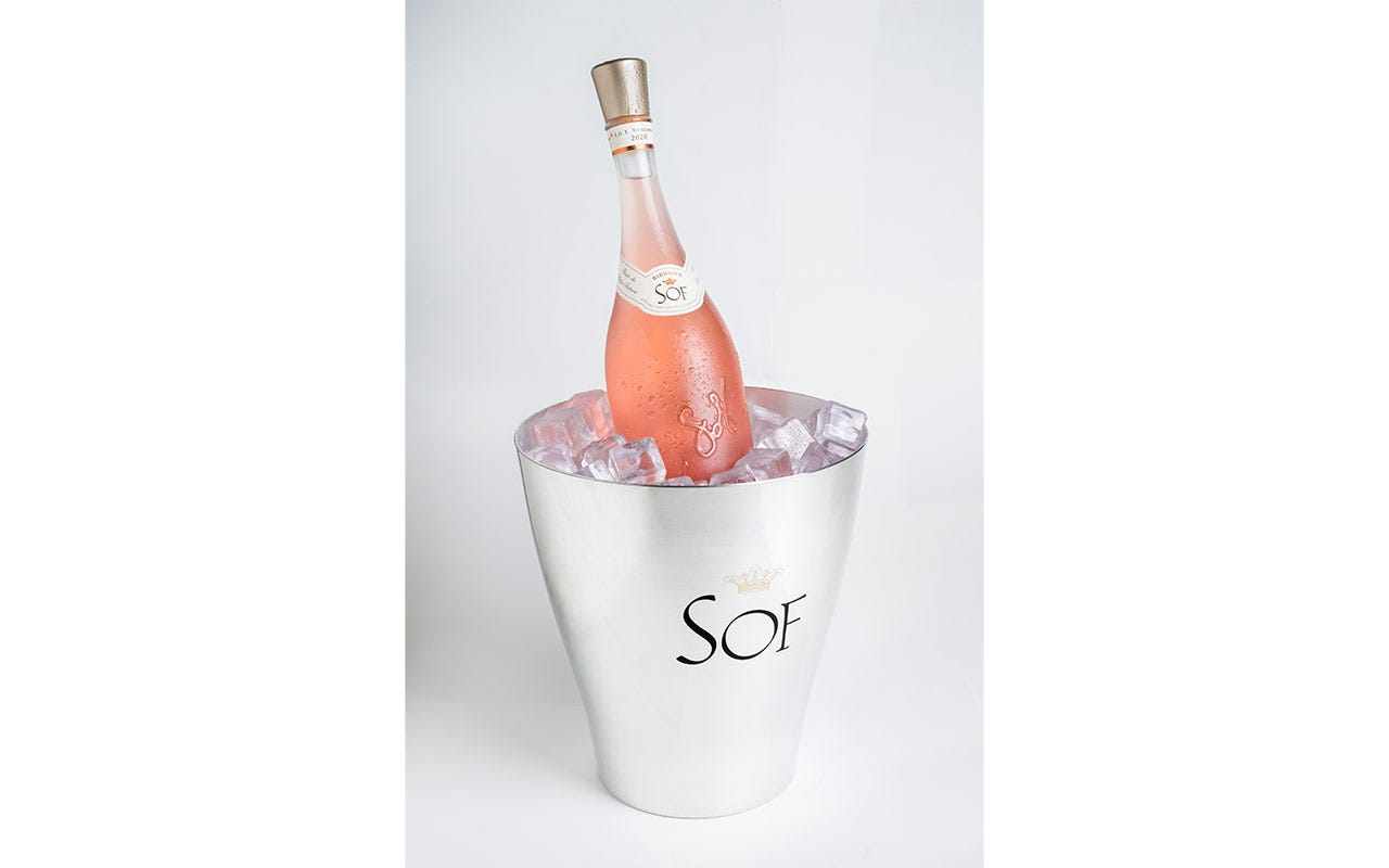 Sof: la bottiglia ricorda un'anfora - Foto Lorenzo Lessi Sof, rosato premium di Antinori Un vino che punta al vertice