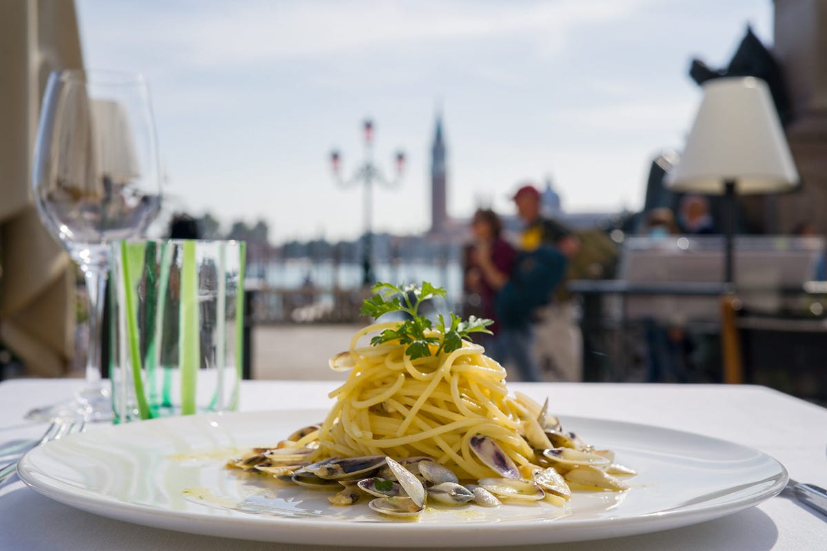 Spaghetti con le telline Una finestra su Venezia: tuffo nella storia all’Hotel Londra Palace