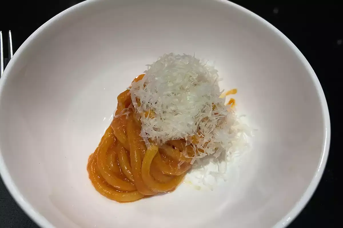 Desco n° 5 - Spaghettone ai cinque pomodori e spuma al Parmigiano Desco: la cucina delle emozioni