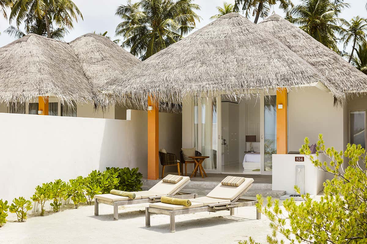 Comfort e tradizione: il design esterno delle Beach Villa, immerse nella vegetazione spontanea dell'atollo a pochi passi dalla sabbia candida