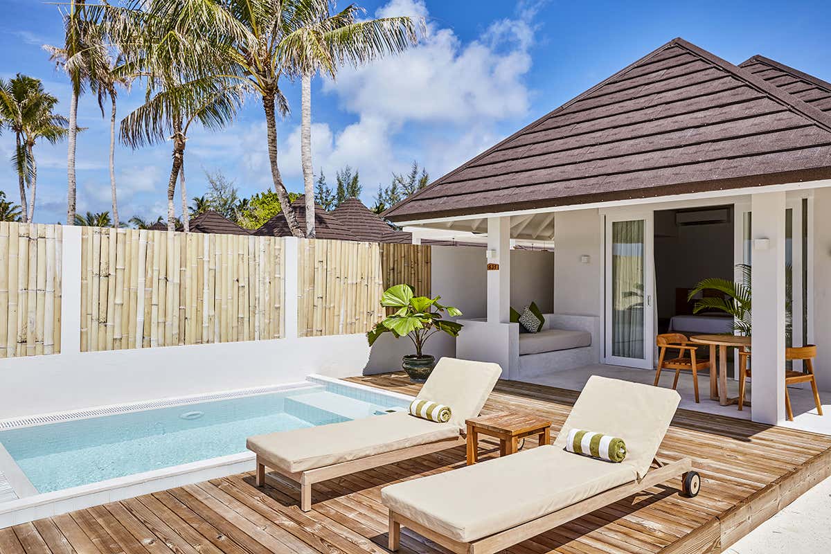 Privacy assoluta: il solarium privato in legno con piscina integrata di una delle spaziose sistemazioni fronte oceano