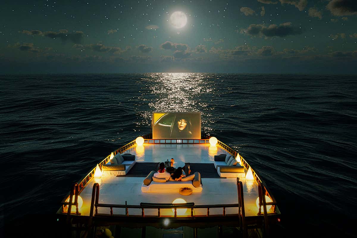 La magia del Cinema by Moonlight: un grande dhoni tradizionale trasformato in uno scenografico schermo galleggiante sotto le stelle dell'equatore