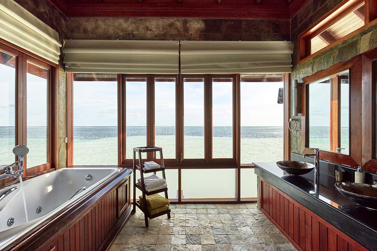 Benessere vista oceano: la sala da bagno della suite presidenziale con vasca idromassaggio affacciata direttamente sulle sfumature della laguna