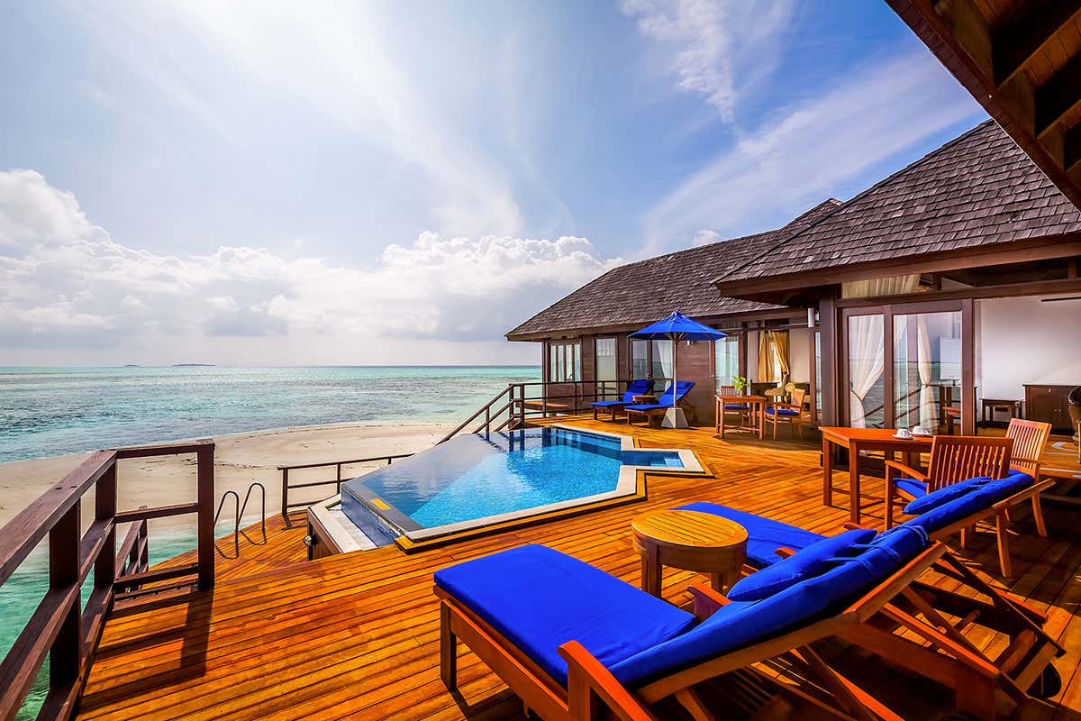 Il massimo del lusso overwater: la terrazza panoramica della maestosa Presidential Water Suite posizionata all'estremità del reef