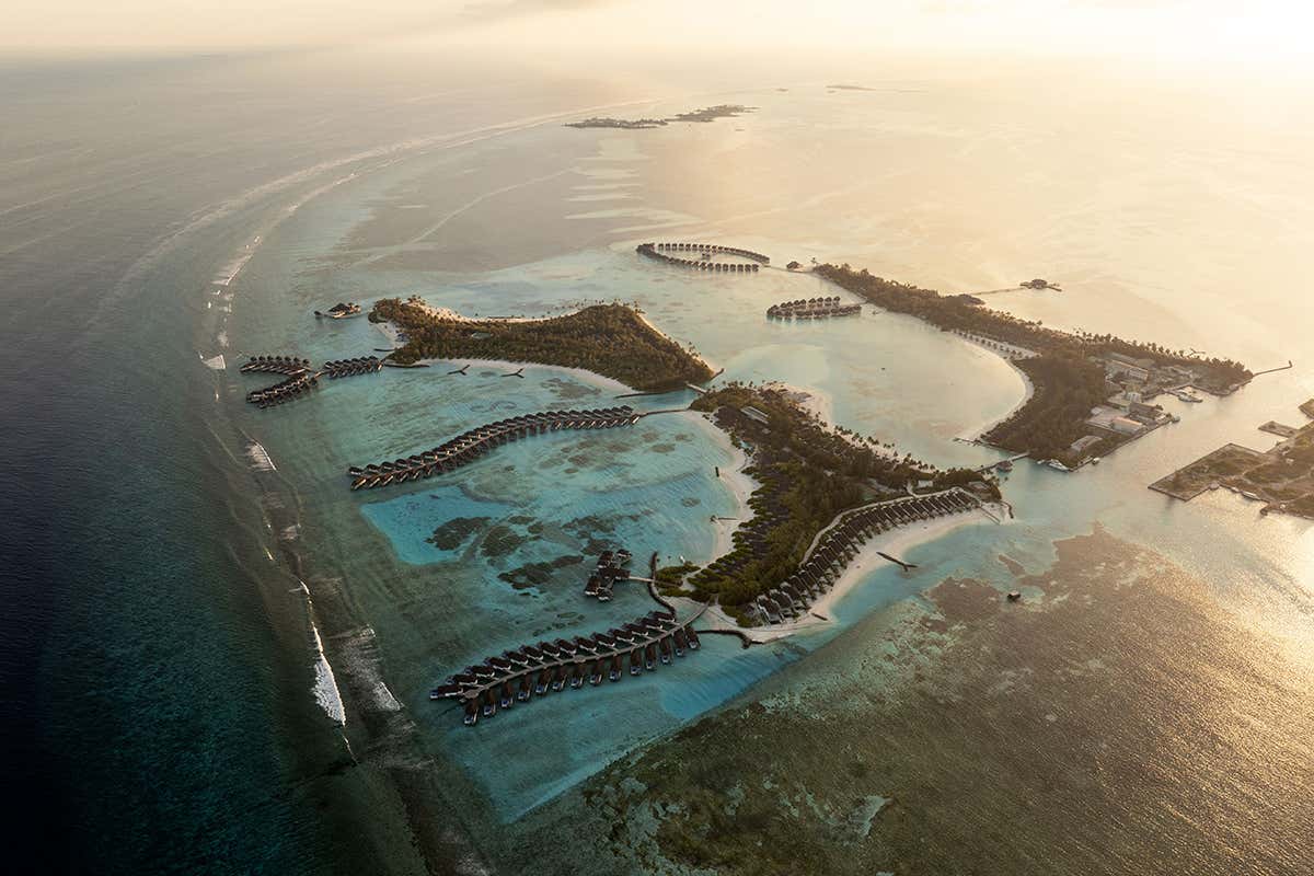 La spettacolare idografia del Sun Siyam Olhuveli nell'atollo di Malé Sud: un ecosistema fragile e interconnesso di tre isole tropicali sospese sulla barriera corallina