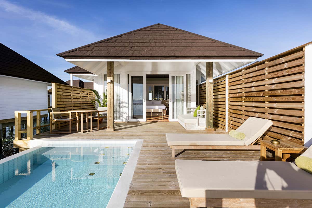 Svegliarsi sull'acqua: il ponte privato con piscina a sfioro delle Water Villa, con scalinata per l'accesso diretto alla barriera corallina