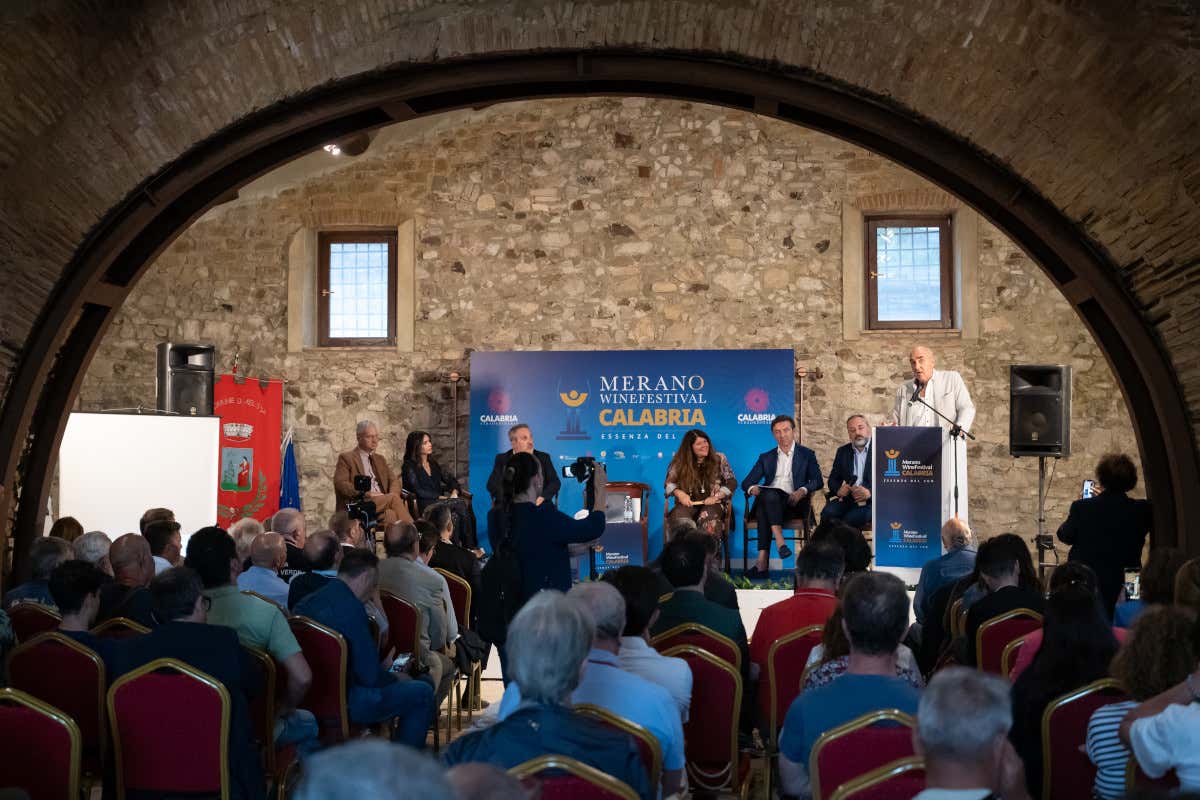 Merano WineFestival Calabria, il vino calabrese cresce tra buyer esteri e nuovi mercati