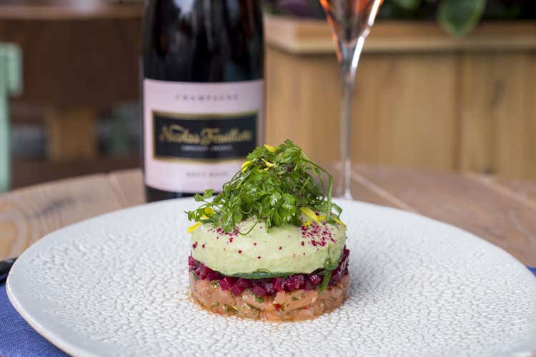 (Tartare di salmone alle alghe e mousse di avocado) (Tartare di salmone alle alghe e mousse di avocado)