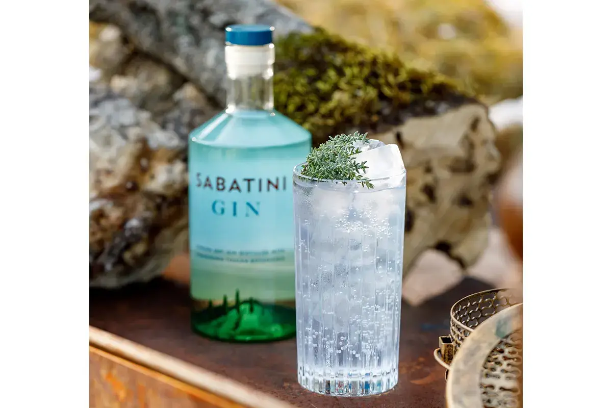 Sabatonic: Sabatini Gin, tonica dry e un rametto di timo Cocktail che profumano d&rsquo;estate Il gusto creativo di Sabatini Gin
