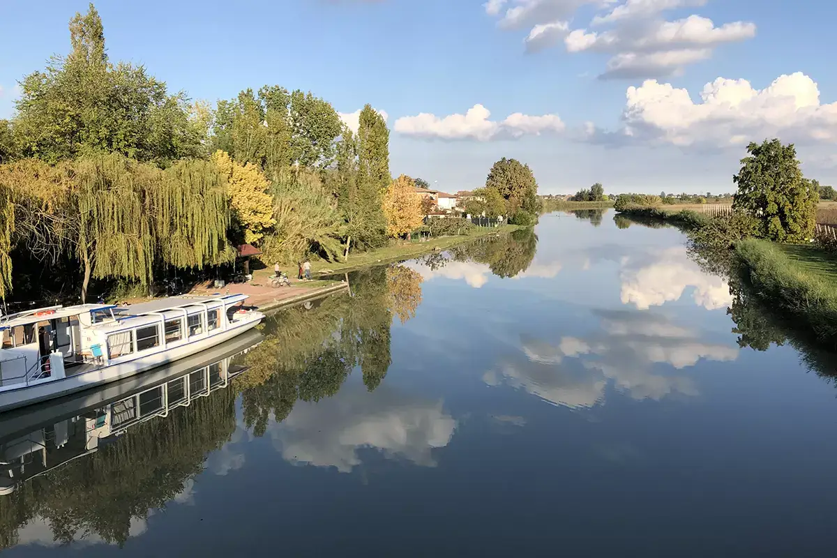 Attracco di Sabbioncello San Vittore. Foto: Visit Ferrara Da Ferrara a Comacchio, in bici e sull&rsquo;acqua nella terra della dolce vita