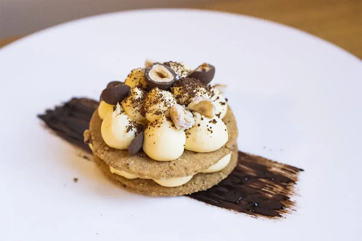Sablè alle nocciole, cremoso nocciole cioccolato caffè e chantilly al caramello