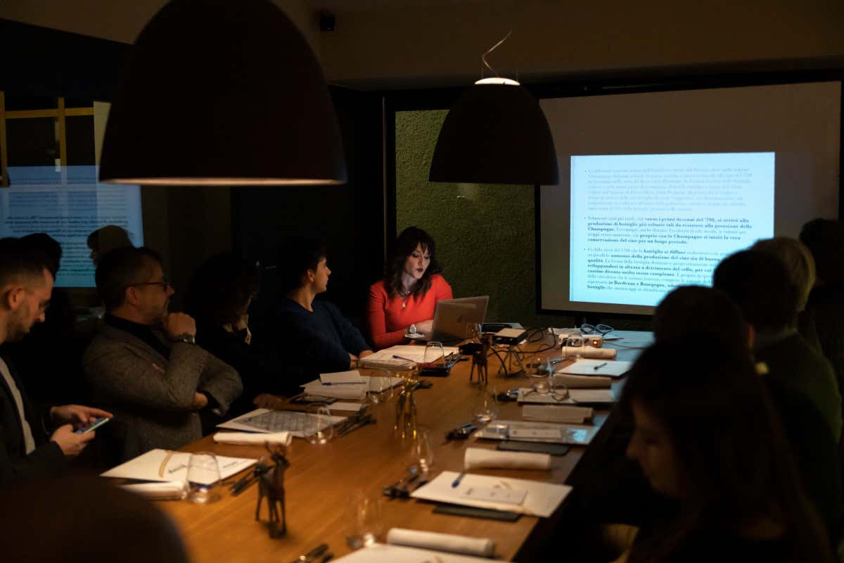 Una lezione di sabrage Sabrage academy: un master e due nuovi corsi Una lezione di sabrage Sabrage academy: un master e due nuovi corsi