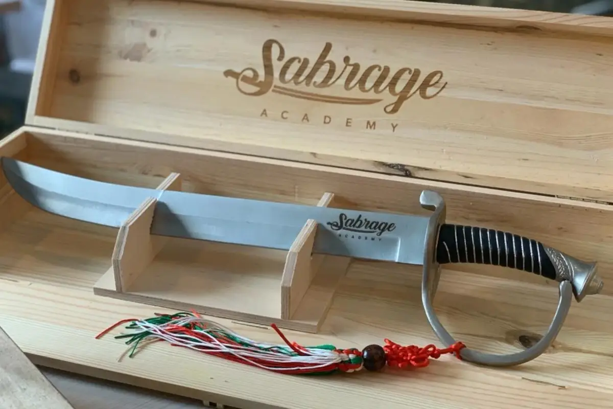La sciabola utilizzata per lo sabrage Sabrage academy: un master e due nuovi corsi