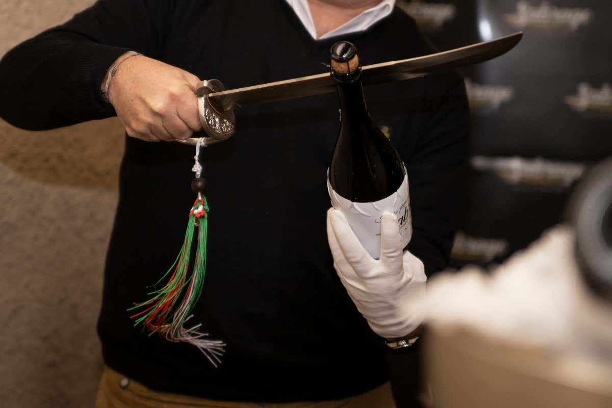 Sabrage, la fase di taglio Sabrage academy: un master e due nuovi corsi Sabrage, la fase di taglio Sabrage academy: un master e due nuovi corsi