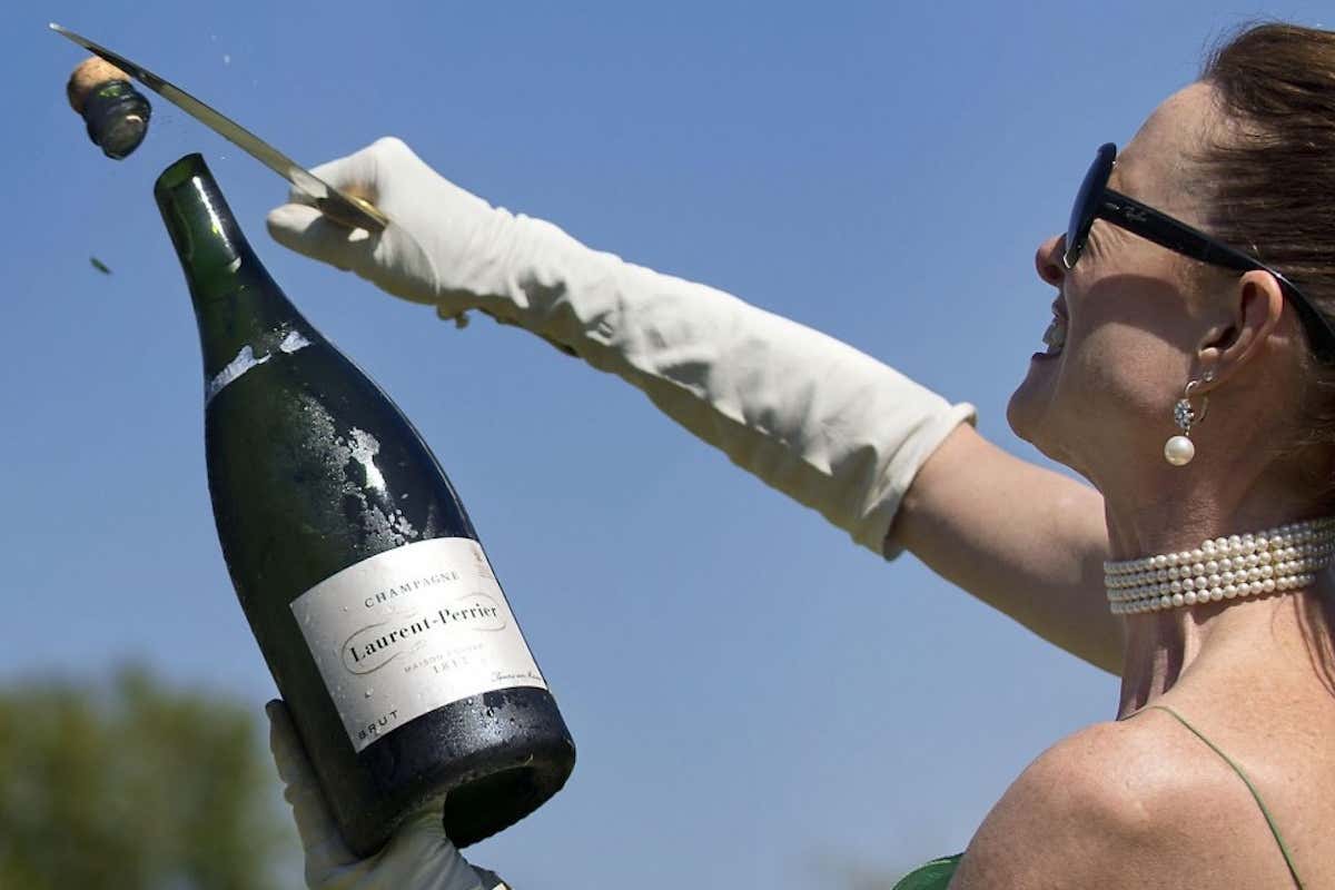 Il rito dello sabrage Sabrage academy: un master e due nuovi corsi Il rito dello sabrage Sabrage academy: un master e due nuovi corsi