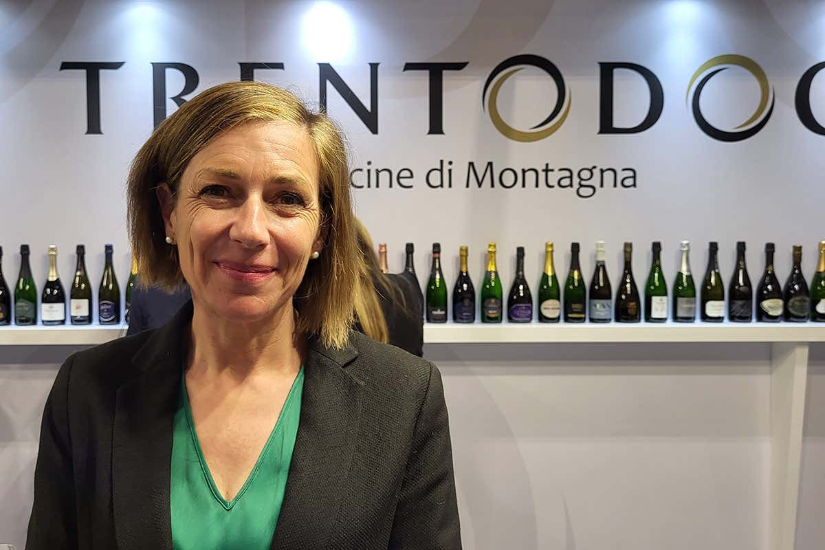 Sabrina Schench, direttrice di Trentodoc Le bollicine di montagna Trento Doc in degustazione a Vinitaly 2023