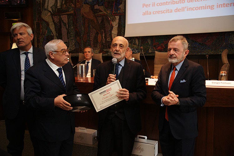 Roberto Bruni con il direttore di Italia a Tavola Alberto Lupini alla consegna dell'Award (Sacbo, addio al presidente Bruni Ritirò l'award '18 di Italia a Tavola)