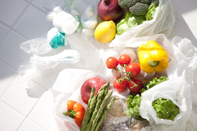 (Sacchetti biodegradabili per la spesa Le famiglie sborseranno fino a 50 € l'anno)