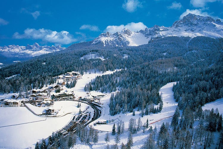 Una vista panoramica su Obereggen (Safari bianco sulle Dolomiti Il Giro del Latemar con gli sci)
