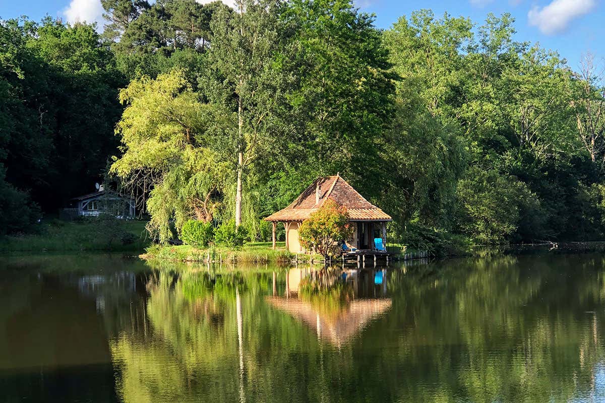 Saint-Laurent-des-Hommes, Francia  Post Covid e voglia di socializzare? Macché! Isola deserta, da affittare