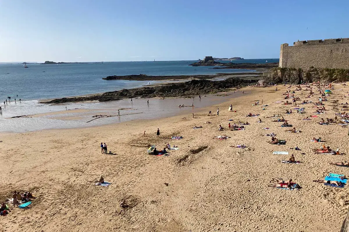 La spiaggia di Saint-Malo Hotel Le Beaufort sull&rsquo;incantevole spiaggia di Saint-Malo