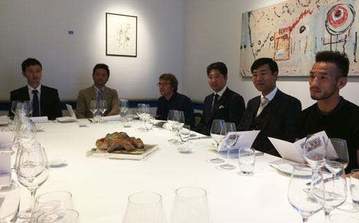 I produttori di Sale, sulla destra l'ex calciatore oggi ambasciatore della cultura giapponese Hidetoshi Nakata 