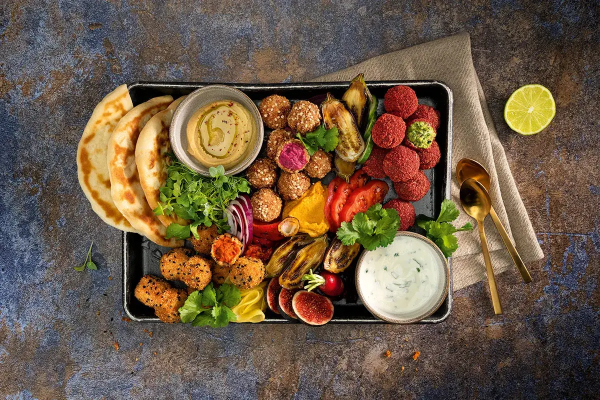 Polpettine falafel e ali vegane di cavolfiore: gusto e sostenibilit&agrave; in tavola