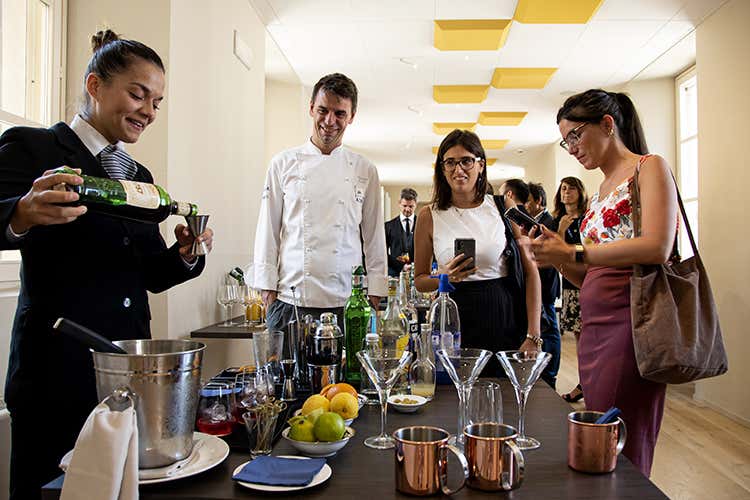 Ogni ragazzo &egrave; al proprio tavolo, pronto ad intrattenere gli ospiti con un cocktail preparato sul momento (Sala, bar e sommellerie L&rsquo;esame dei futuri ma&icirc;tre di Alma)