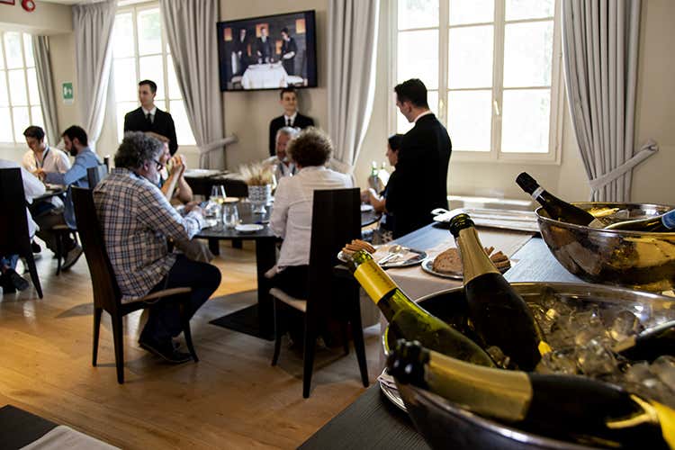 L&rsquo;esperienza di pranzo &egrave; gestita interamente dai ragazzi (Sala, bar e sommellerie L&rsquo;esame dei futuri ma&icirc;tre di Alma)