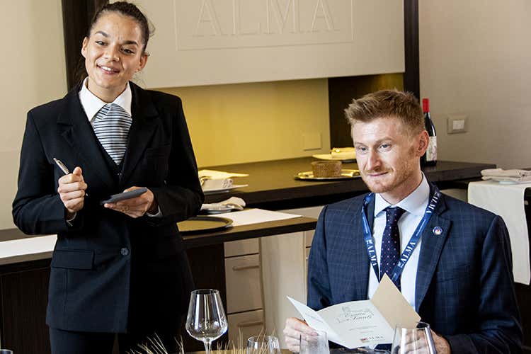 Dieci giorni prima i ragazzi scoprono il menu e lo studiano per raccontarlo (Sala, bar e sommellerie L&rsquo;esame dei futuri ma&icirc;tre di Alma)