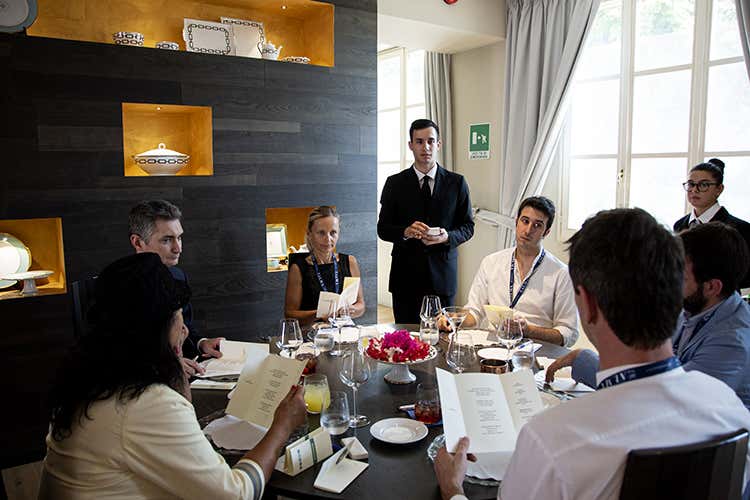 La seconda parte d&rsquo;esame &egrave; concentrata sulla pratica di servizio nel ristorante didattico (Sala, bar e sommellerie L&rsquo;esame dei futuri ma&icirc;tre di Alma)