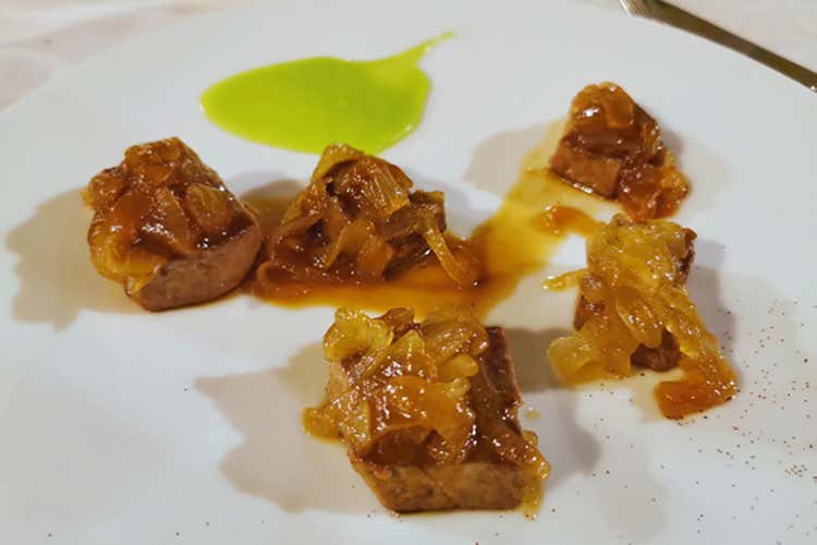 Tonno con la cipollata - Salamureci, cucina classica con chicche innovative