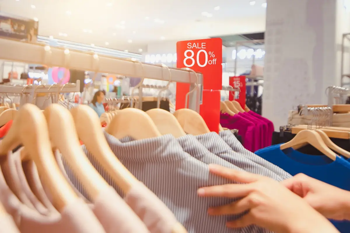 Negozi sempre pi&ugrave; in difficolt&agrave;: &laquo;-30% i saldi e presenze dimezzate in citt&agrave; e centri commerciali&raquo;
