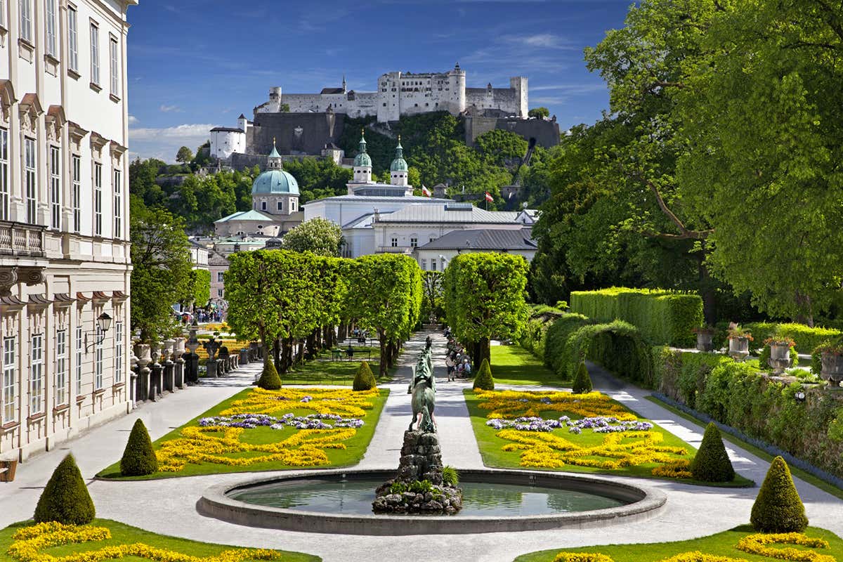 I giardini di Mirabell, tra geometrie perfette e scorci sulla fortezza, raccontano l’eleganza senza tempo di Salisburgo