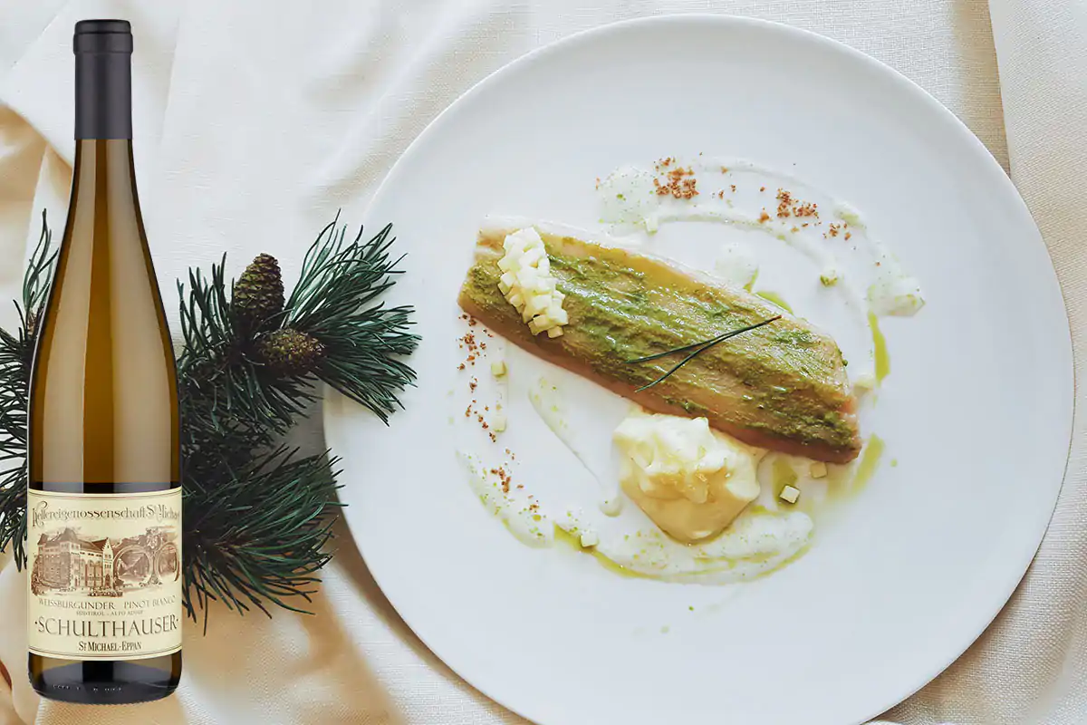 Salmerino alpino con pino mugo, mele e patate affumicate, accompagnato dal Pinot Bianco Schulthauser Il salmerino alpino incontra il Pinot Bianco Schulthauser
