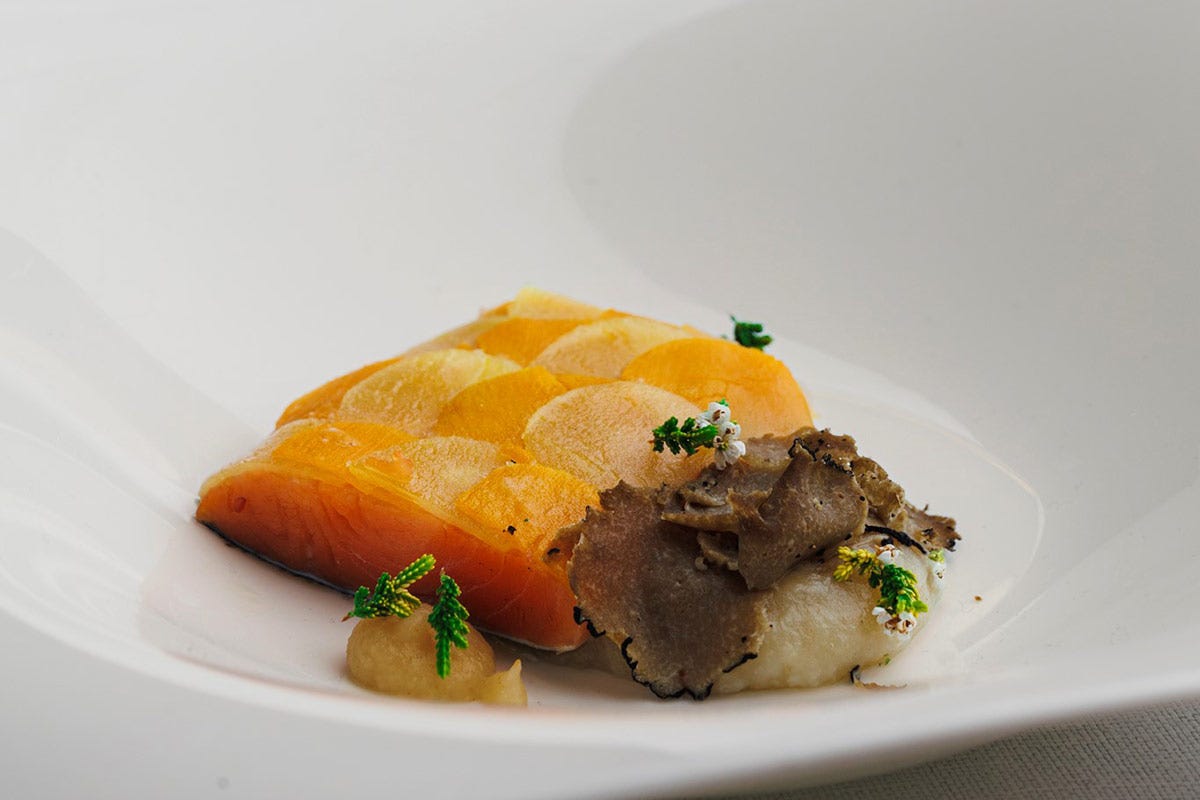 Salmerino in crosta di patate e zucca, con crema di topinambur al tartufo nero Salmerino patate zucca topinambur e tartufo nero