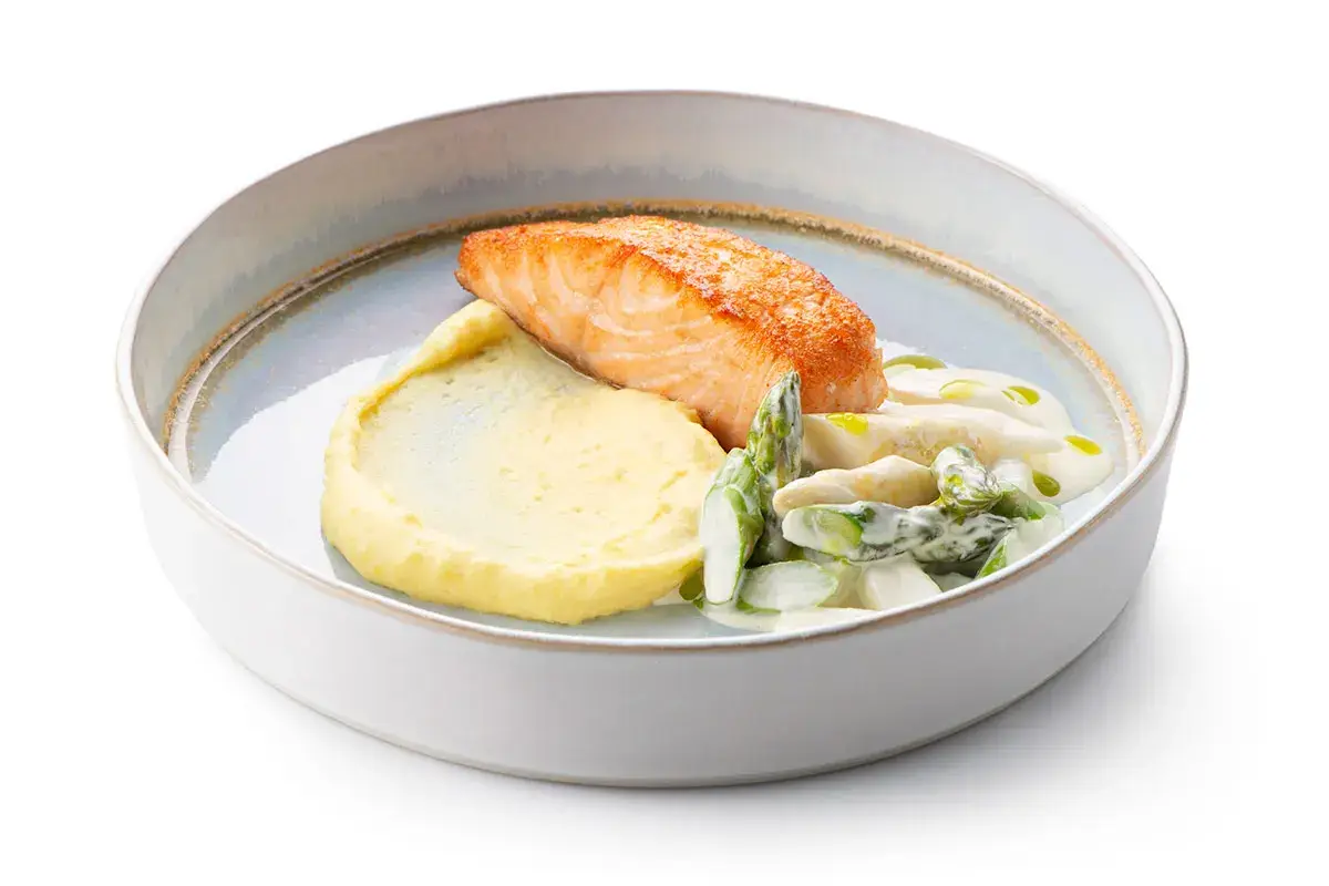 Salmone con crema di asparagi, olio di crescione e mousseline di patate Salmone con crema di asparagi, olio di crescione e mousseline di patate