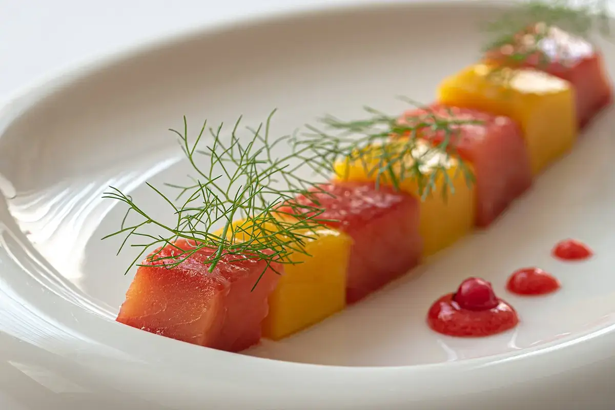 Salmone alla rapa rossa con mango tiepido, salsa di ribes e aneto Salmone alla rapa rossa con mango tiepido, salsa di ribes e aneto