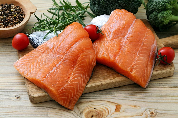 Quando si acquista salmone fresco, sia allevato che selvaggio, occorre scegliere sempre un pesce dal colore vivo e uniforme (Salmone, il pesce ideale per il consumo quotidiano)