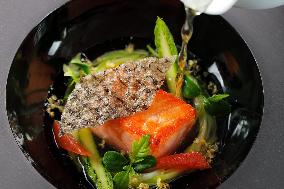 Salmone scottato con punte di asparagi e brodo dashi Salmone scottato con punte di asparagi e brodo dashi