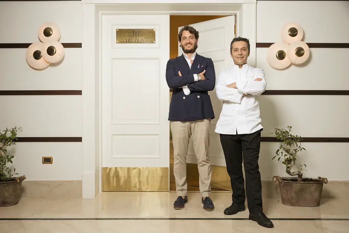 A destra Giovanni Solofra con, a fianco, Salvatore Pagano, titolare dell'Hotel Savoy di Paestum Da zero a due stelle, cos&igrave; Giovanni Salofra ha fatto risplendere i Tre Olivi