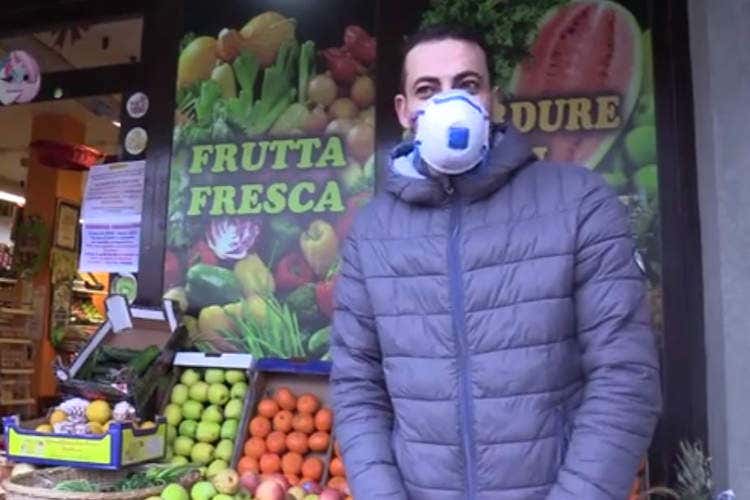 Sameh di fronte al banco di frutta e verdura gratis per chi ha bisogno - Ortofrutta gratis a Canonica d'Adda È questo il grazie di Sameh all'Italia Sameh di fronte al banco di frutta e verdura gratis per chi ha bisogno - Ortofrutta gratis a Canonica d'Adda È questo il grazie di Sameh all'Italia