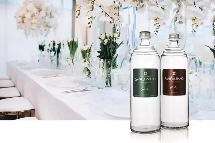 Etichetta verde per l'acqua naturale, rossa per la frizzante Acqua San Cassiano &ldquo;Gala&rdquo; La nuova bottiglia in vetro