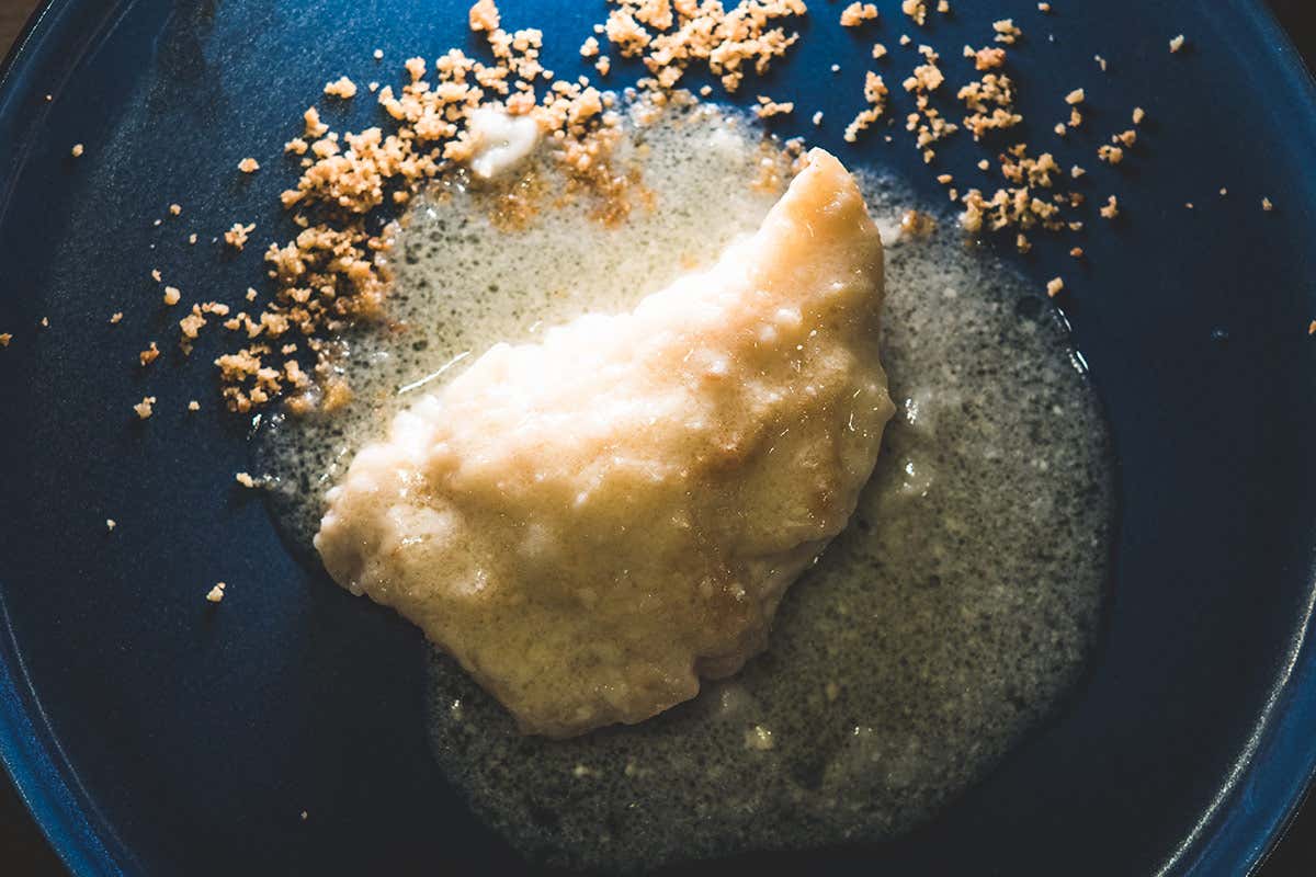 San Pietro alla parmigiana con Grana Padano DOP oltre 20 mesi Il pesce sposa le eccellenze lombarde alla Trattoria La Barca