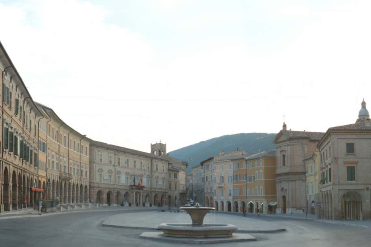 Bandiera Arancione a cinque piccoli borghi dell'entroterra italiano