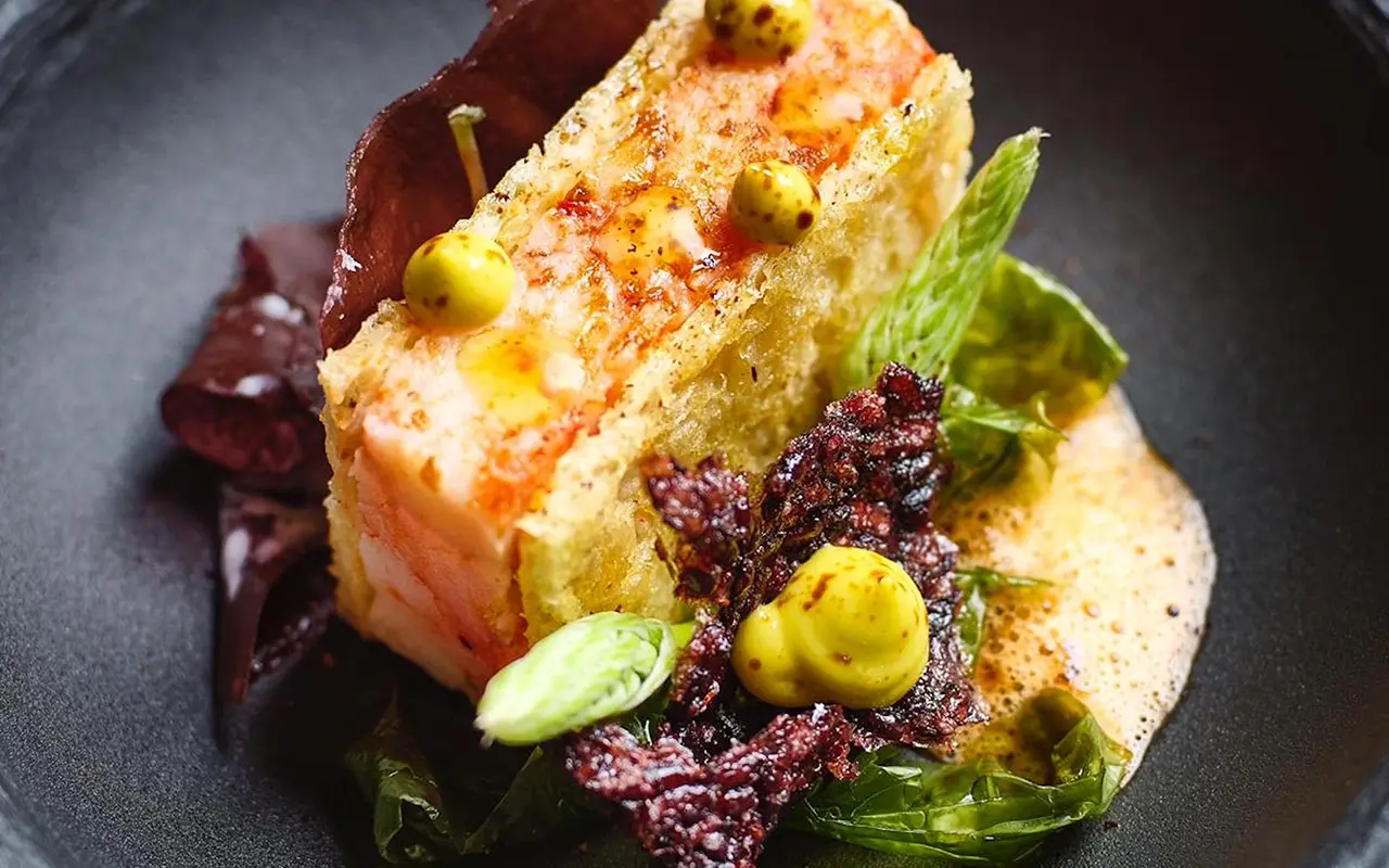 Sandwich di gambero rosso di Mazara del Vallo con pane alle mandorle, olio extravergine, maionese di avocado e liquirizia, lattuga di mare e spuma alla paprika dolce Disegna la tua vacanza sulle Dolomiti: le novità del Bonfanti di Chienes