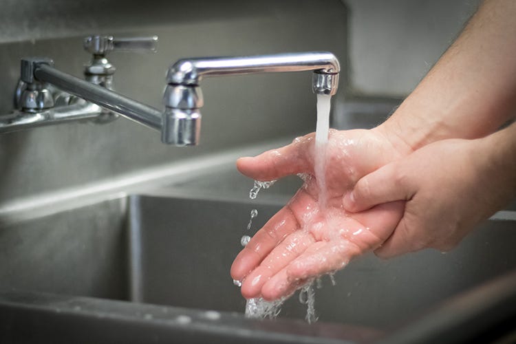È importante lavarsi le mani nella maniera corretta - Sanificare ai tempi del Covid I prodotti da usare nell’Horeca